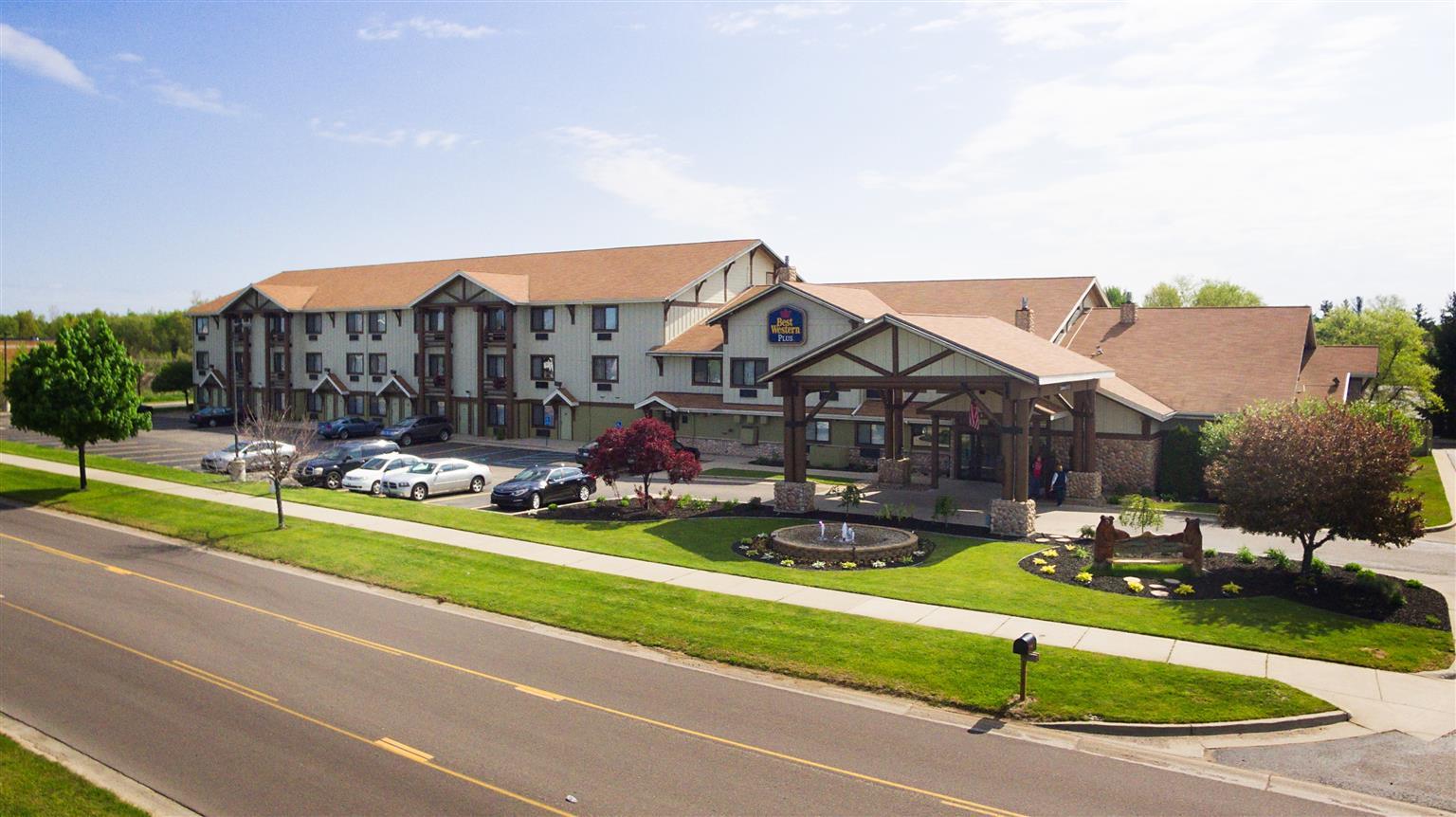 White Pine Inn & Suites Holland Exterior photo